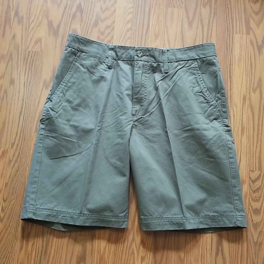 NWT Boston Traders Luxury Vintage Men's Olive Shorts - Size 36